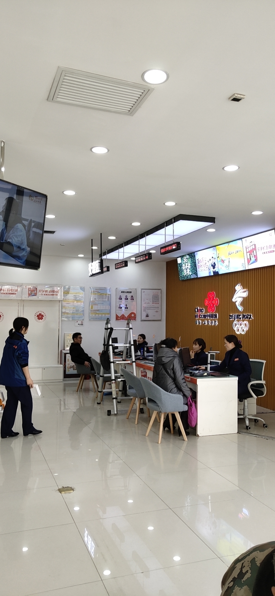 信特安排隊機窗口屏入駐陜西渭南聯(lián)通營業(yè)廳